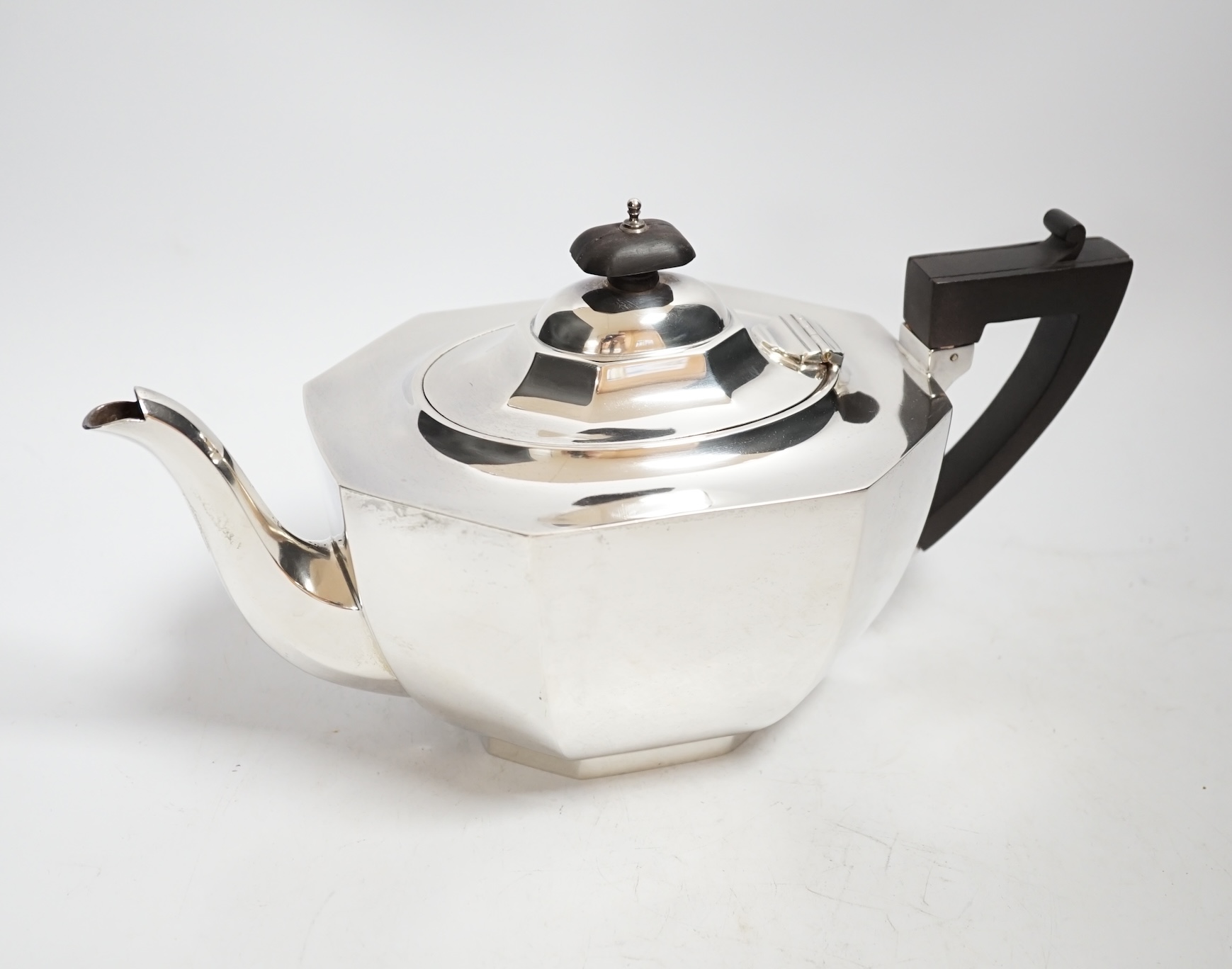 A George V silver teapot by J.B. Chatterley & Sons Ltd, Birmingham, 1912, gross weight 19.6oz.